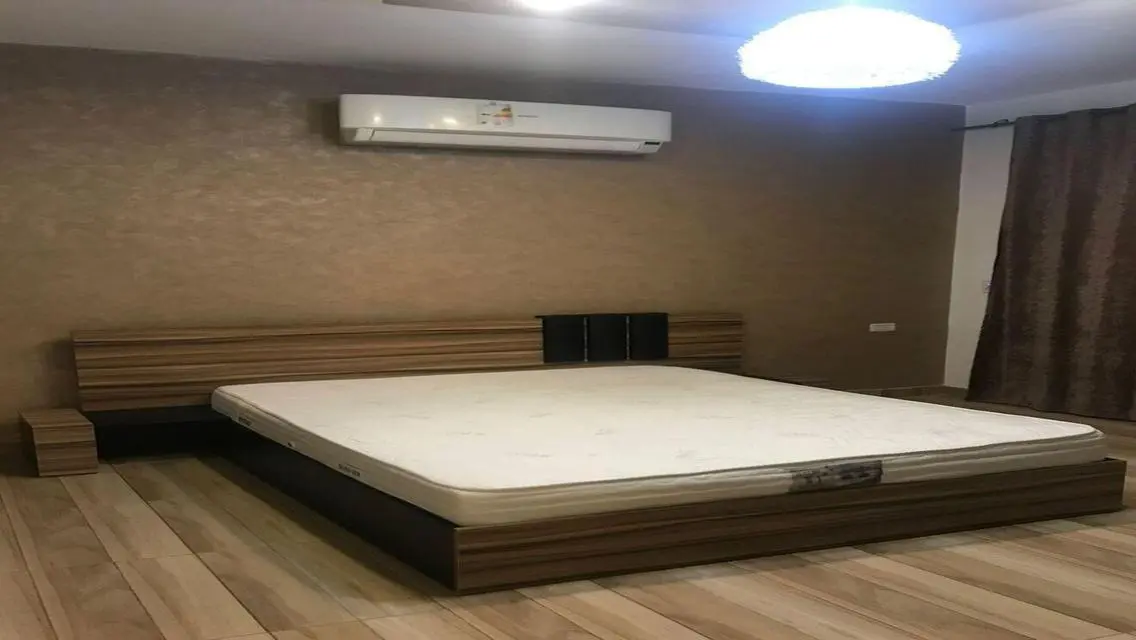 شقة مميزة للبيع بمساحة كبيرة في موقع مركزي