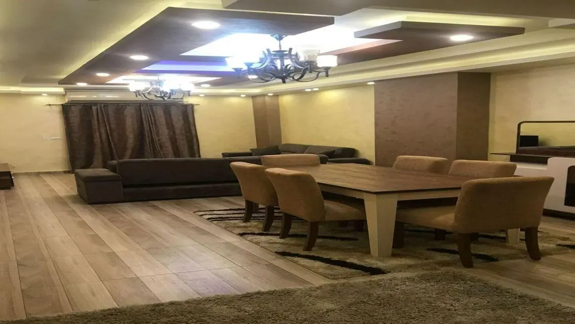 شقة مميزة للبيع بمساحة كبيرة في موقع مركزي