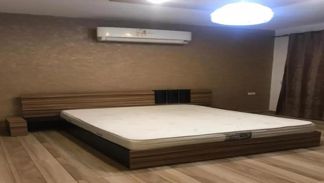 شقة مميزة للبيع بمساحة كبيرة في موقع مركزي