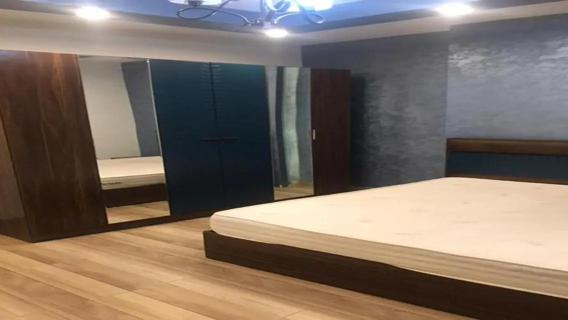 شقة مميزة للبيع بمساحة كبيرة في موقع مركزي