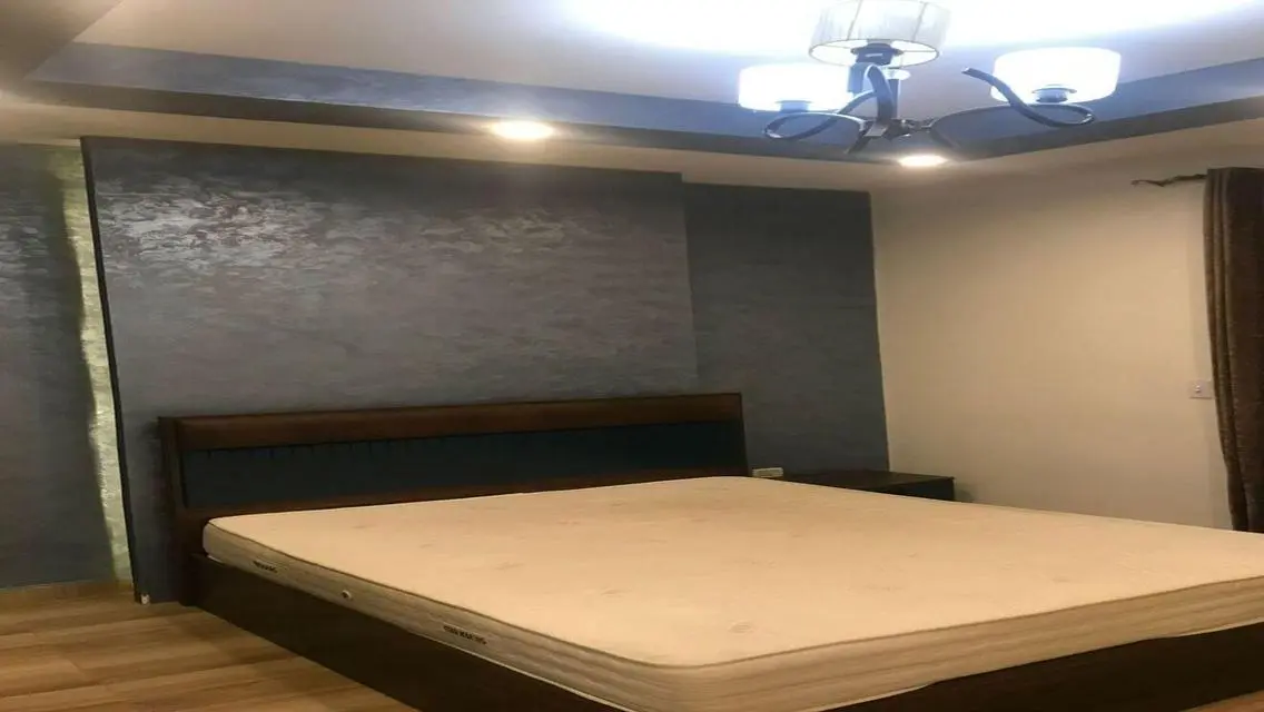 شقة مميزة للبيع بمساحة كبيرة في موقع مركزي