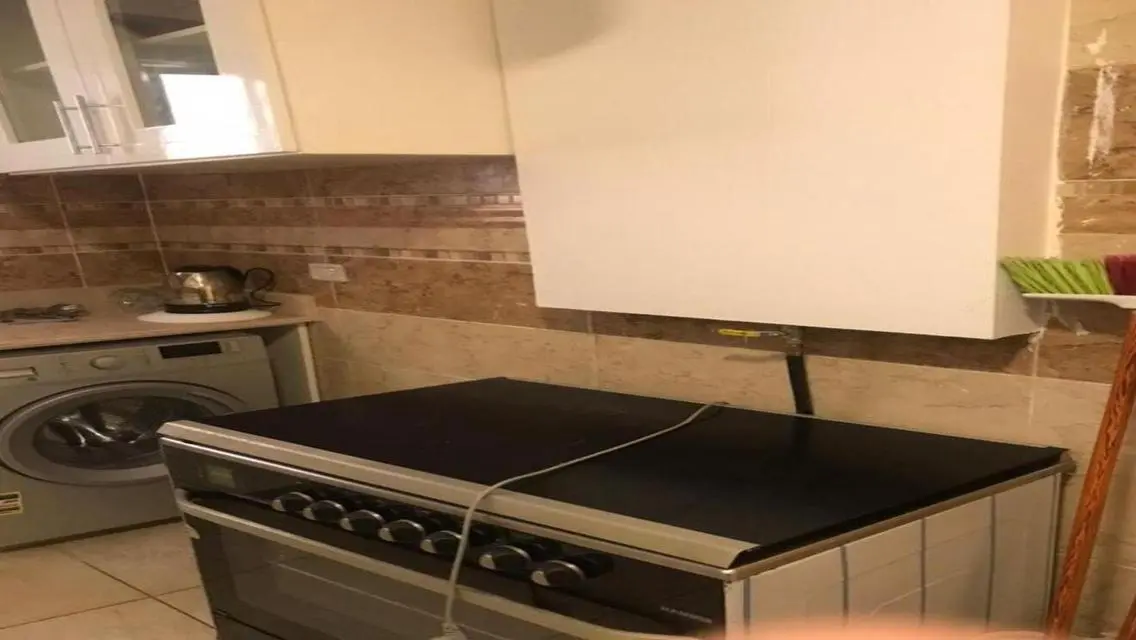 شقة مميزة للبيع بمساحة كبيرة في موقع مركزي