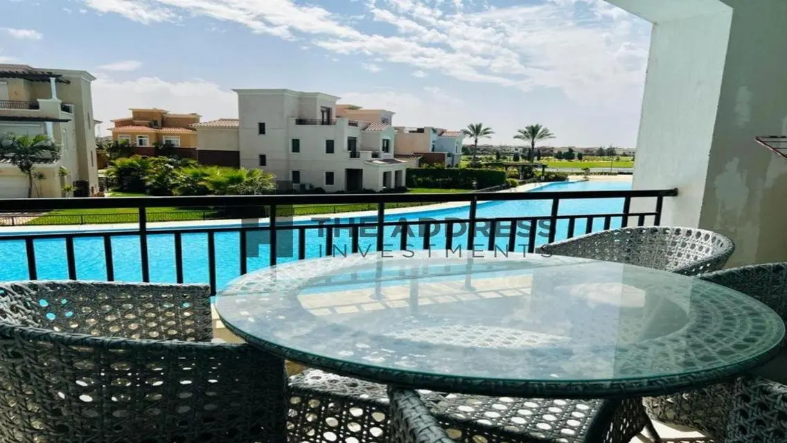 فيلا فاخرة للبيع بمساحة واسعة وإطلالة رائعة