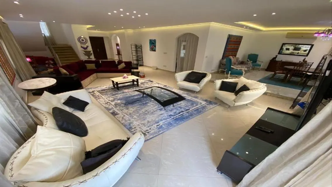 Luxurious Villa with Stunning Views and Private Garden