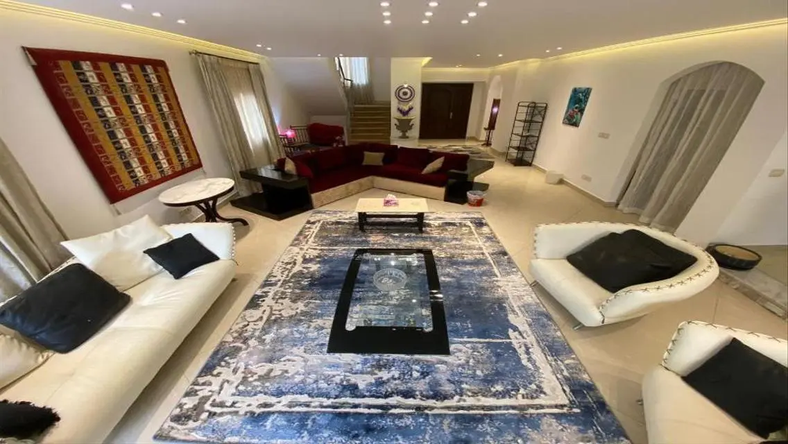Luxurious Villa with Stunning Views and Private Garden