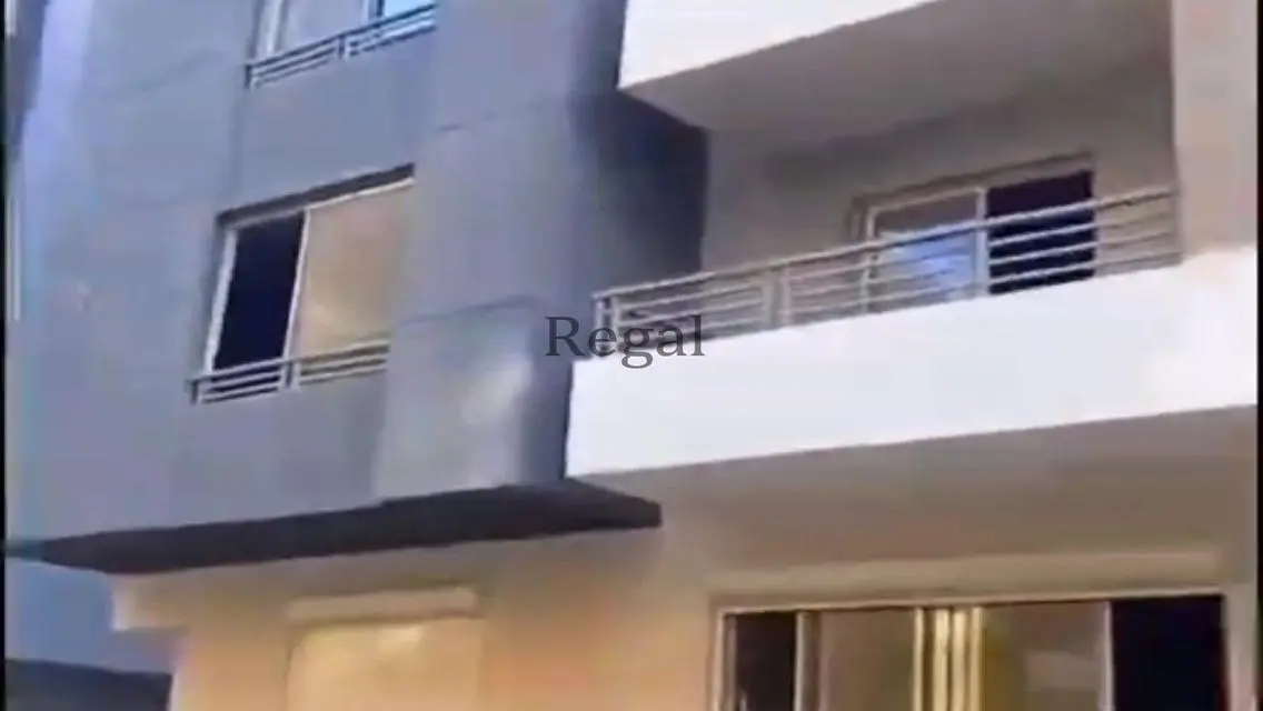 شقة فاخرة مع شرفة للبيع في قلب المدينة