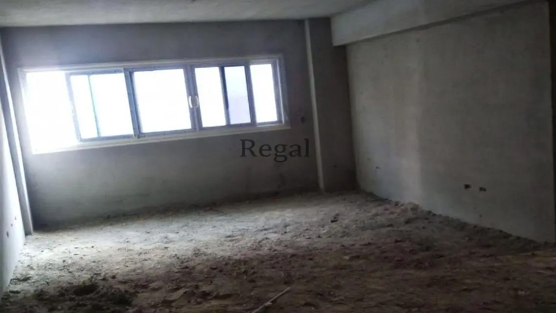 شقة فاخرة مع شرفة للبيع في قلب المدينة