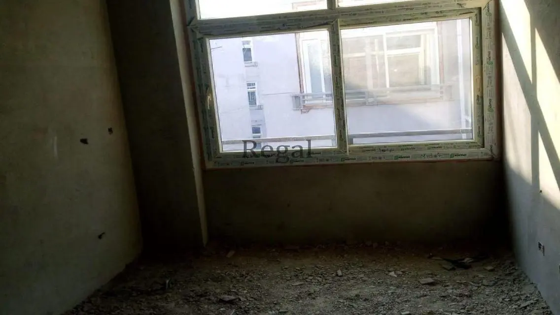 شقة فاخرة مع شرفة للبيع في قلب المدينة