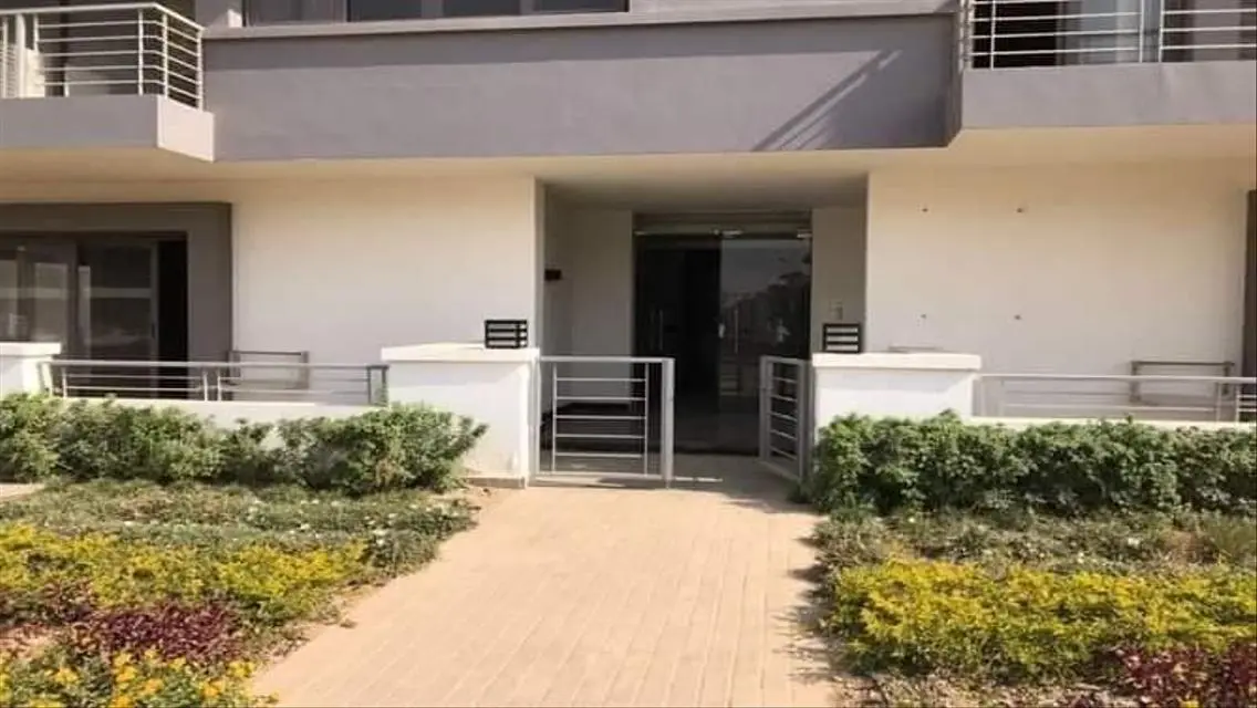 فيلا فاخرة مع حديقة خاصة ومسبح في موقع مميز