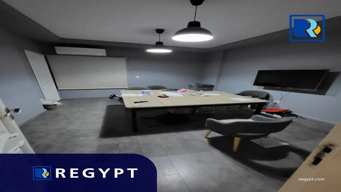 عقار للبيع: مكتب مع غرفة اجتماعات وكابلات ممدودة