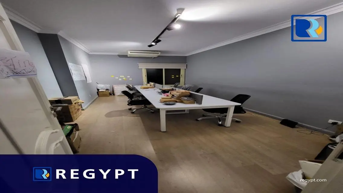 عقار للبيع: مكتب مع غرفة اجتماعات وكابلات ممدودة