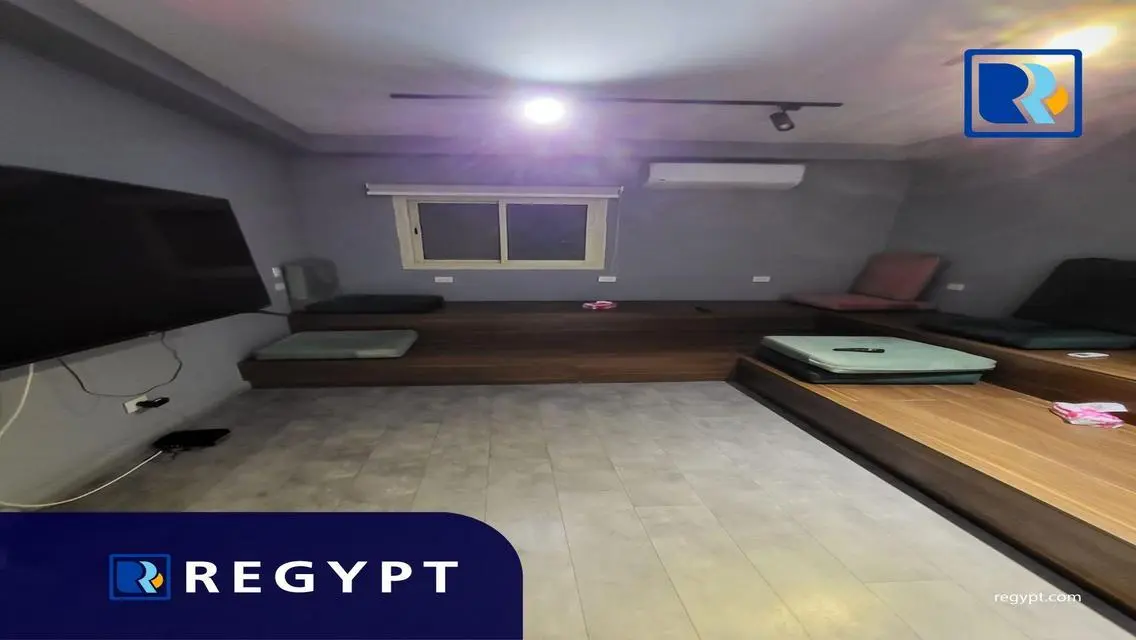 عقار للبيع: مكتب مع غرفة اجتماعات وكابلات ممدودة
