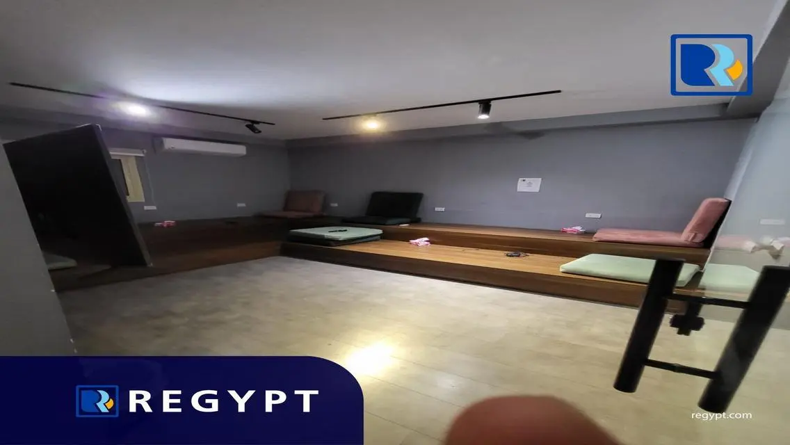 عقار للبيع: مكتب مع غرفة اجتماعات وكابلات ممدودة