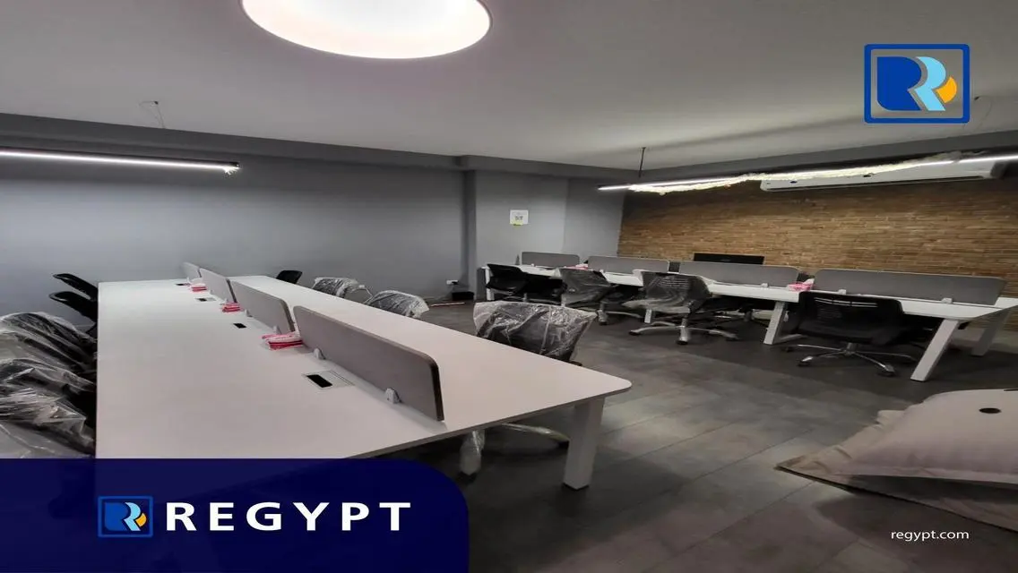 عقار للبيع: مكتب مع غرفة اجتماعات وكابلات ممدودة