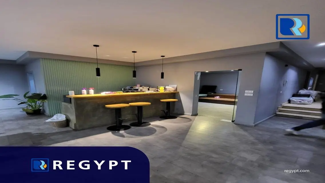 عقار للبيع: مكتب مع غرفة اجتماعات وكابلات ممدودة
