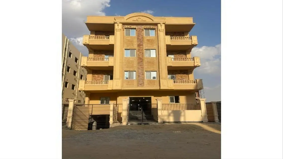 Luxurious Apartment with Balcony and Covered Parking