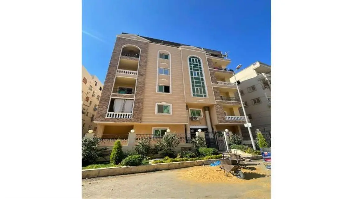 Luxurious Apartment with Balcony and Covered Parking