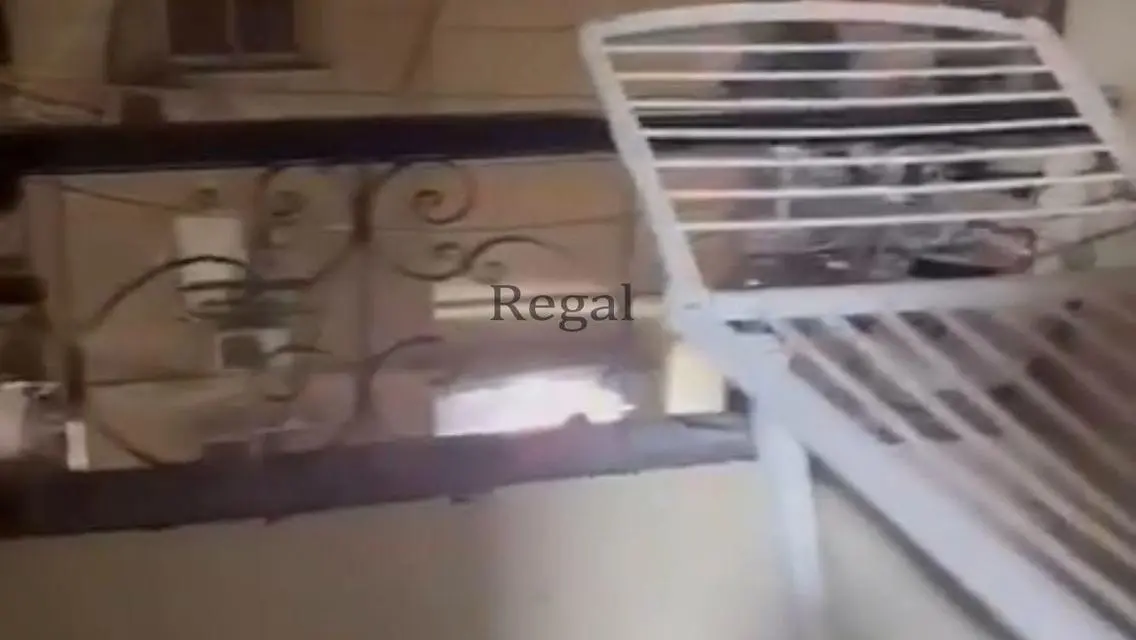 شقة فاخرة مع شرفة وخزائن حائط في قلب المدينة
