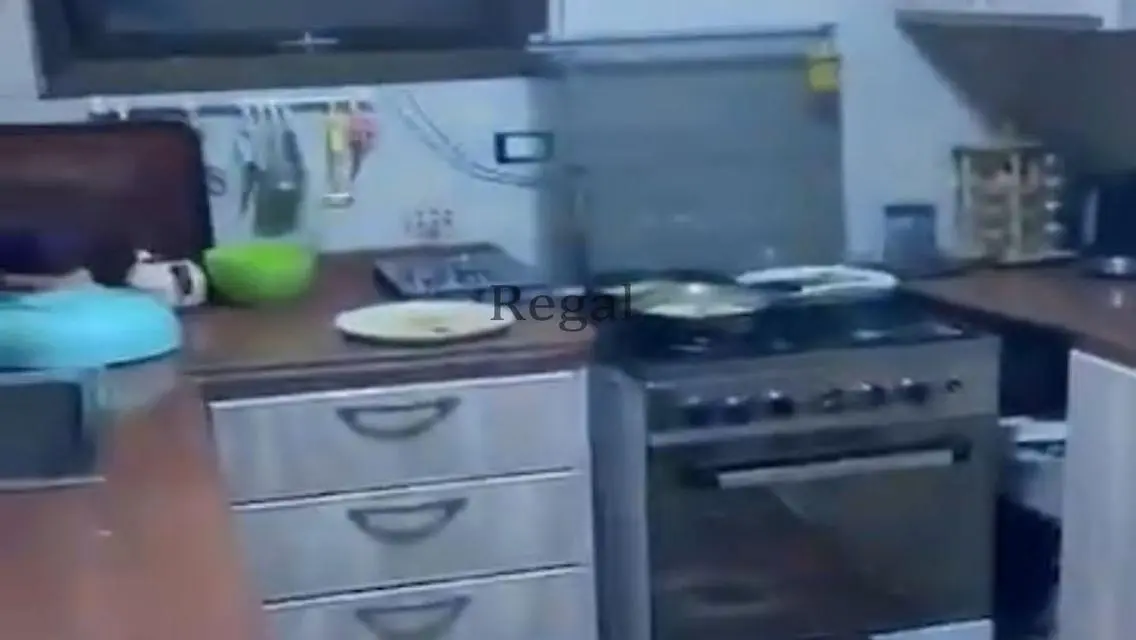 شقة فاخرة مع شرفة وخزائن حائط في قلب المدينة