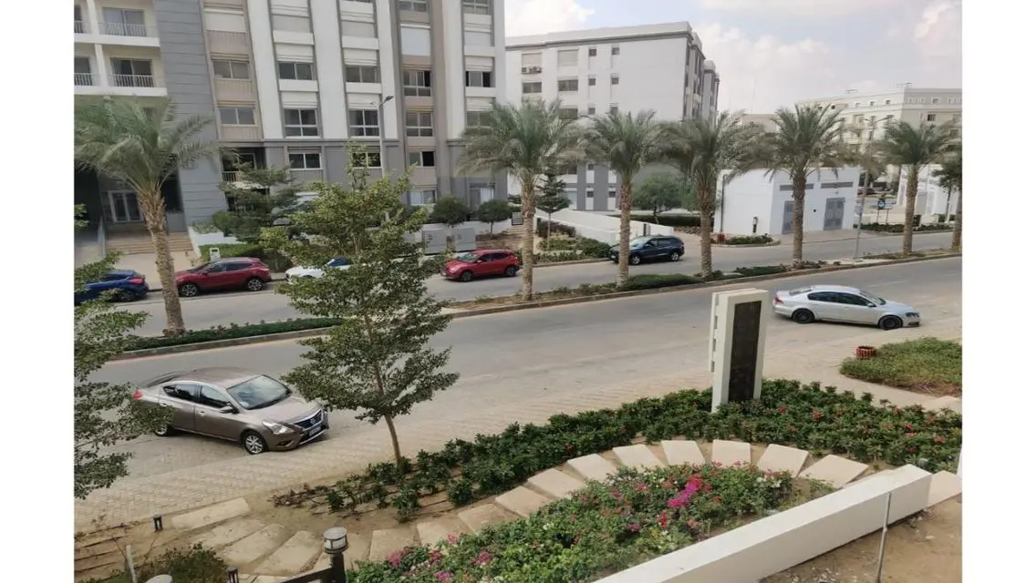 فيلا فاخرة مع حديقة خاصة ومرافق رائعة للبيع