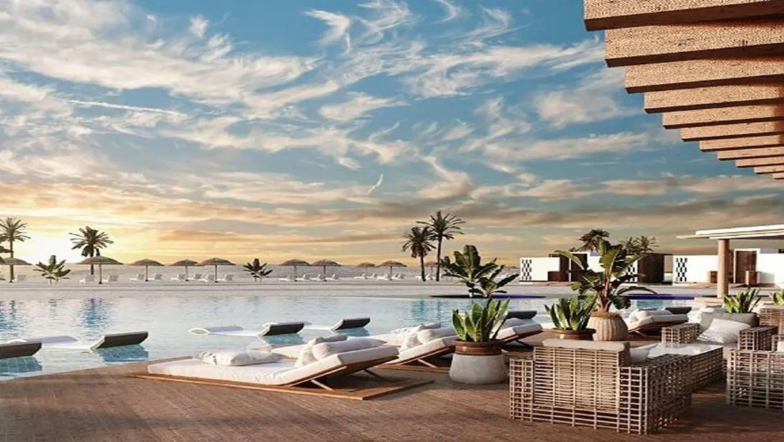 Luxury Apartment with Stunning Lakeside View