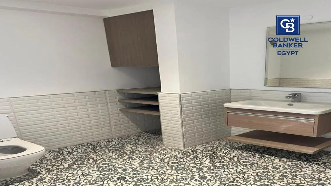 عقار متميز للبيع بمساحة واسعة