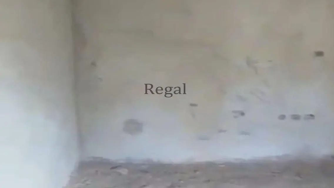 شقة فاخرة للبيع بمساحة واسعة مع شرفة