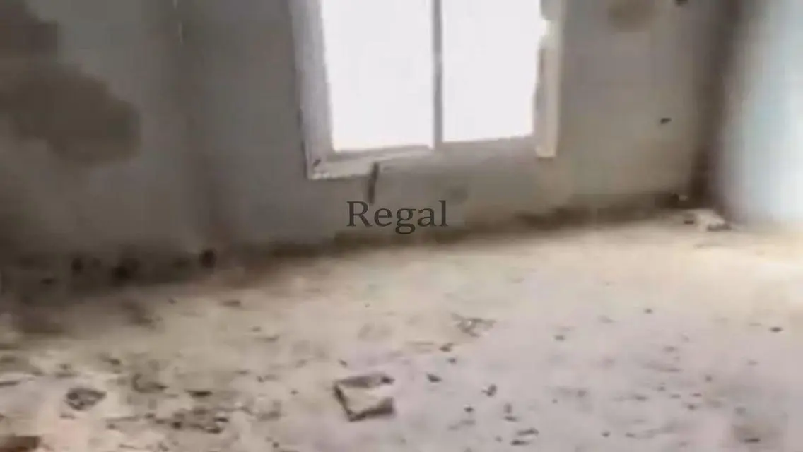 شقة فاخرة للبيع بمساحة واسعة مع شرفة