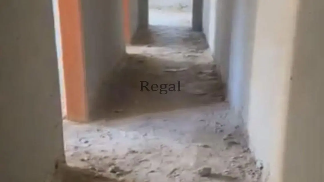 شقة فاخرة للبيع بمساحة واسعة مع شرفة