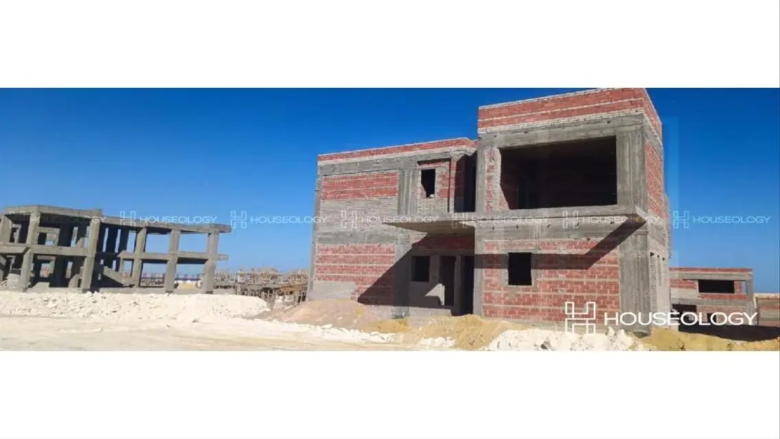 فيلا فاخرة بتصميم عصري مع حديقة ومسبح مشترك