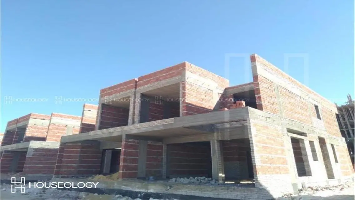 فيلا فاخرة بتصميم عصري مع حديقة ومسبح مشترك