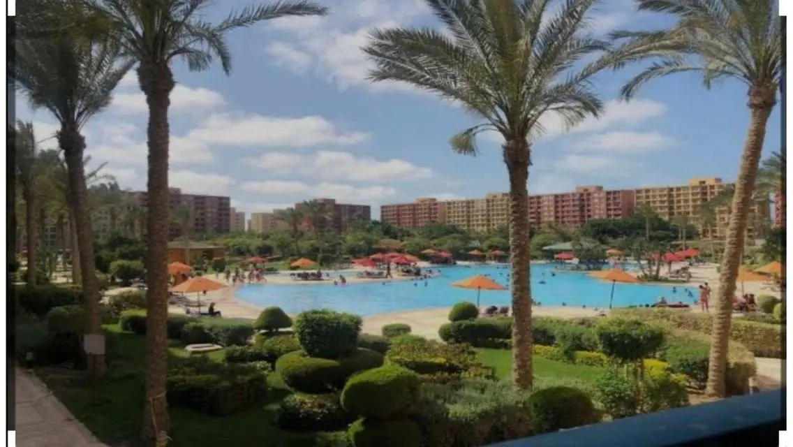 شقة فاخرة للبيع مع شرفة وحارس أمن