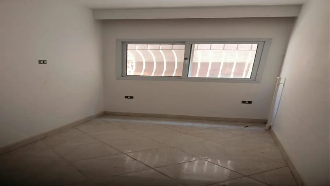 شقة حديثة للإيجار في موقع متميز