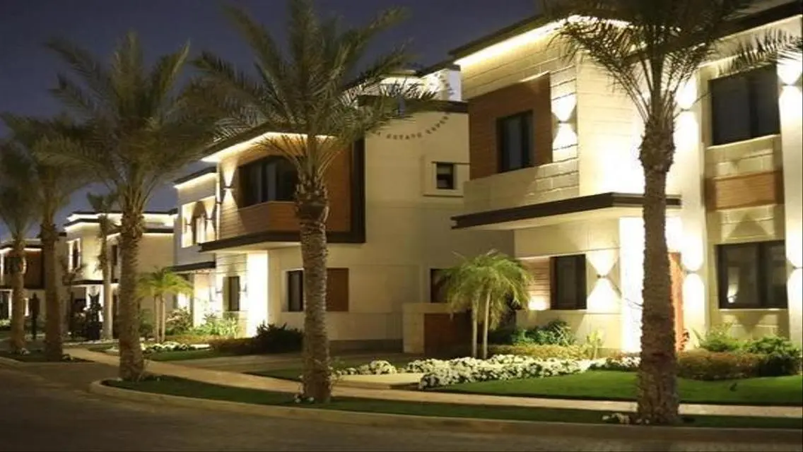 فيلا فاخرة للبيع بتصميم عصري مع إطلالات رائعة