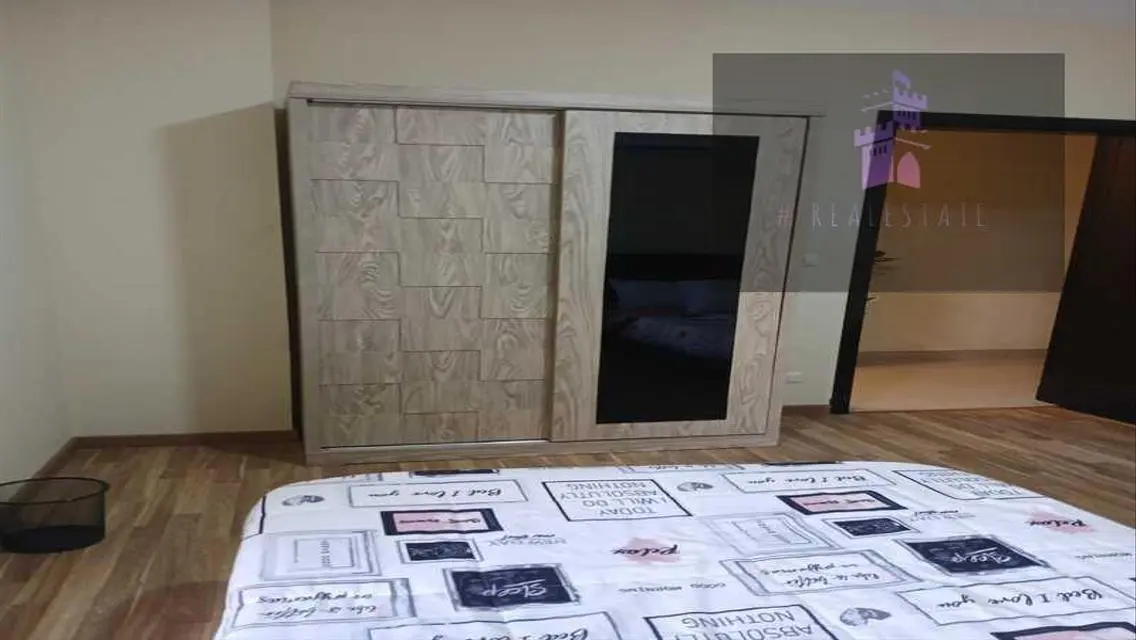شقة فاخرة 3 غرف نوم بمسبح مشترك وحديقة خاصة