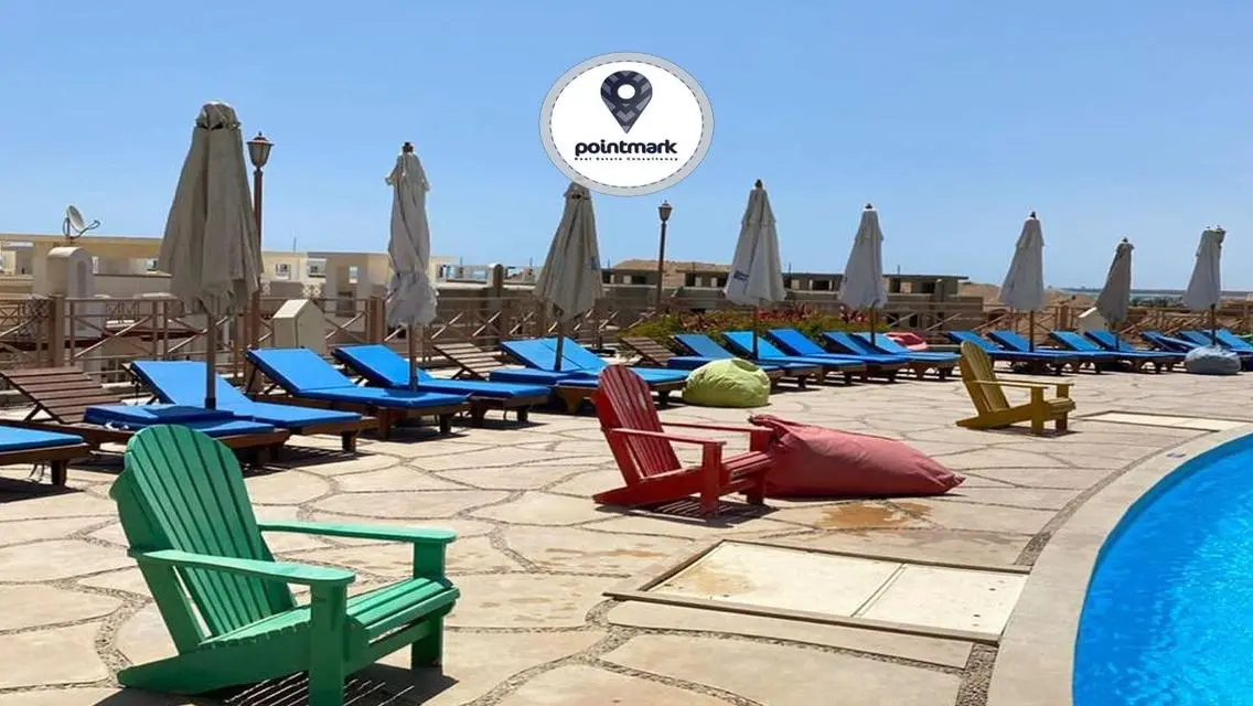 شقة مطلة على المسبح مع مميزات فاخرة