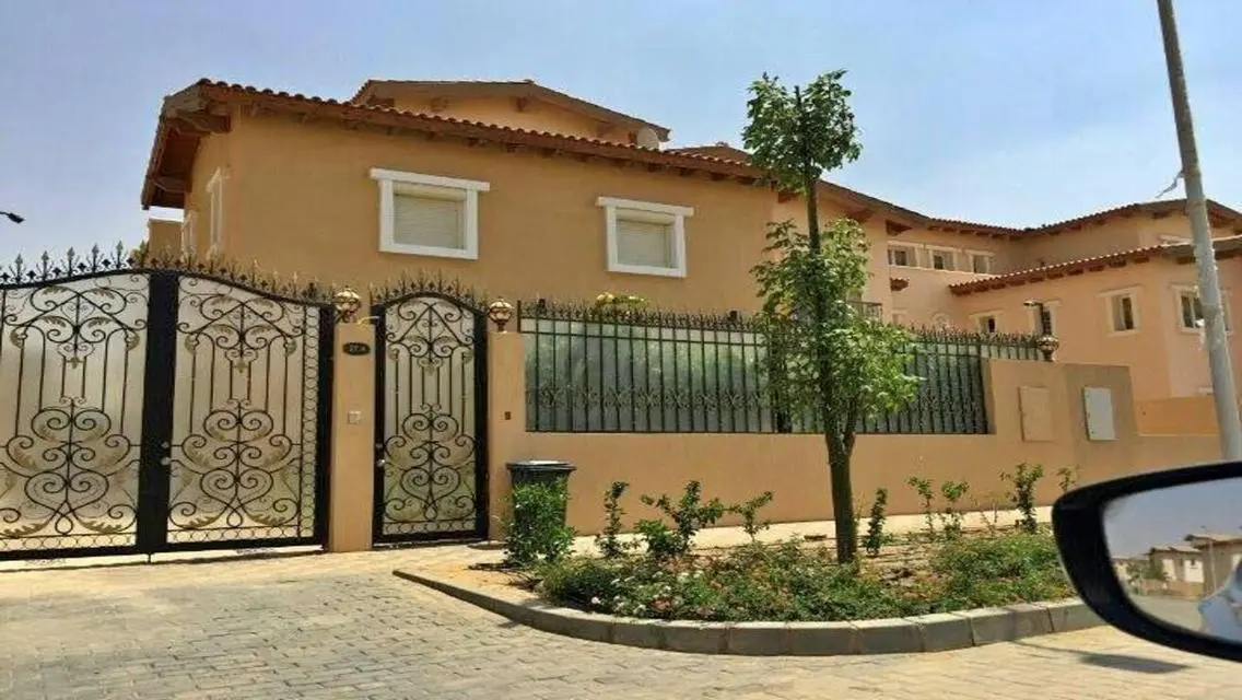 Luxury Villa for Sale with Spacious Design and Stunning Views