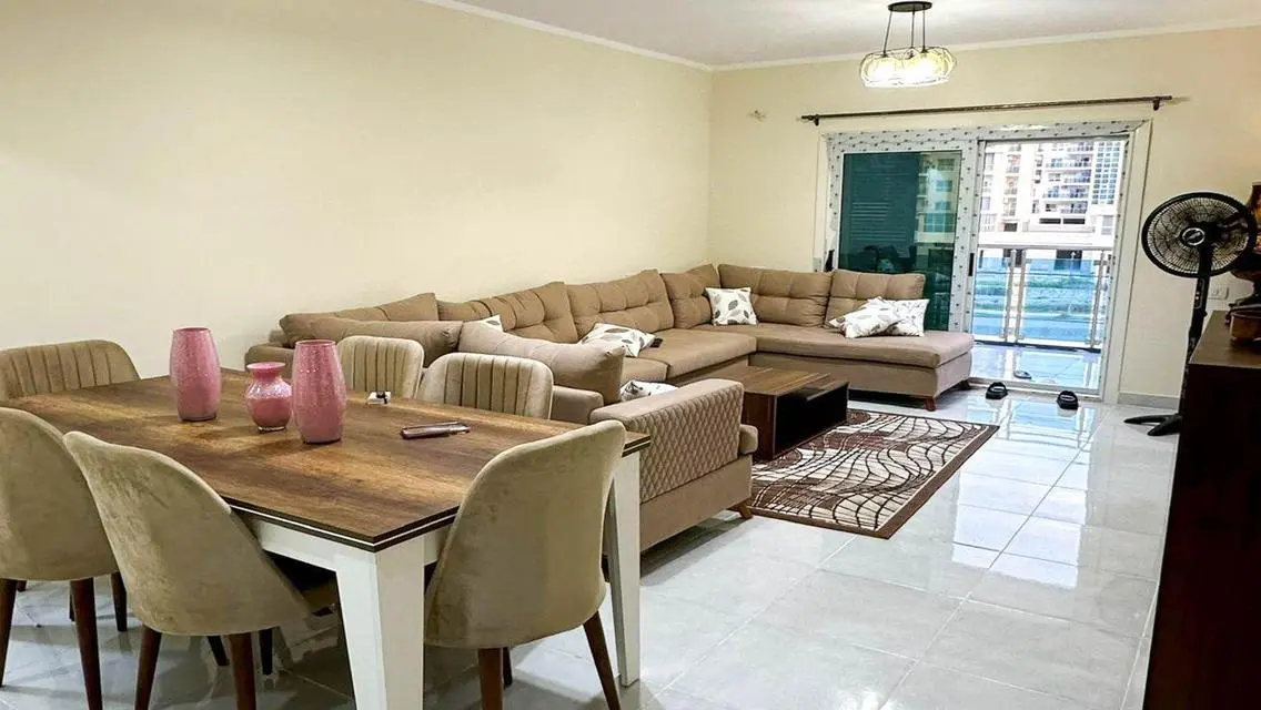 شقة فاخرة بمساحة 2030 متر مع شرفة