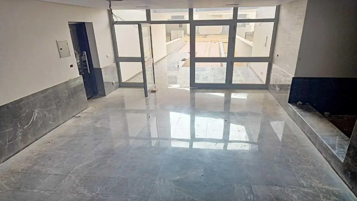 شقة فاخرة بإطلالة على البحيرات بسعر مذهل