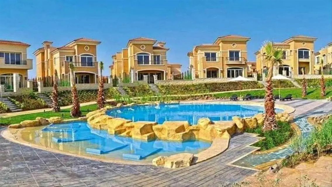 فيلا فاخرة بحمام سباحة خاص وحديقة خاصة للبيع