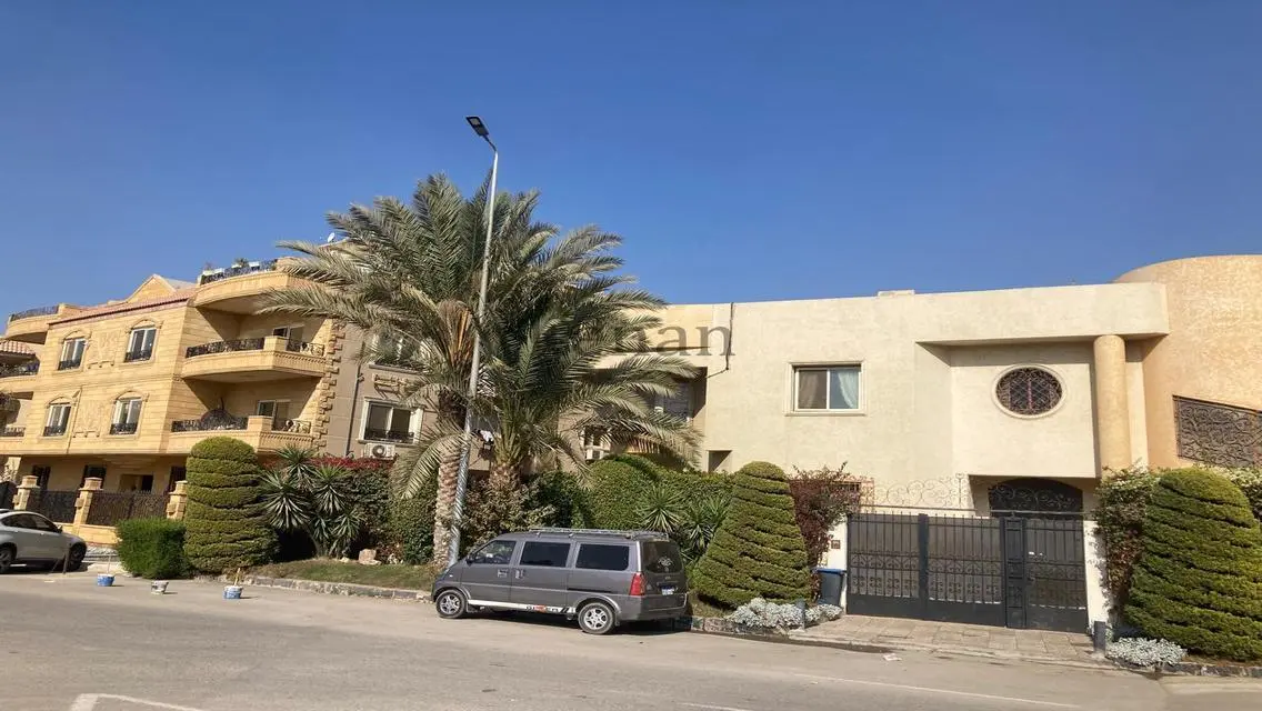 فيلا فاخرة بمسبح خاص للبيع