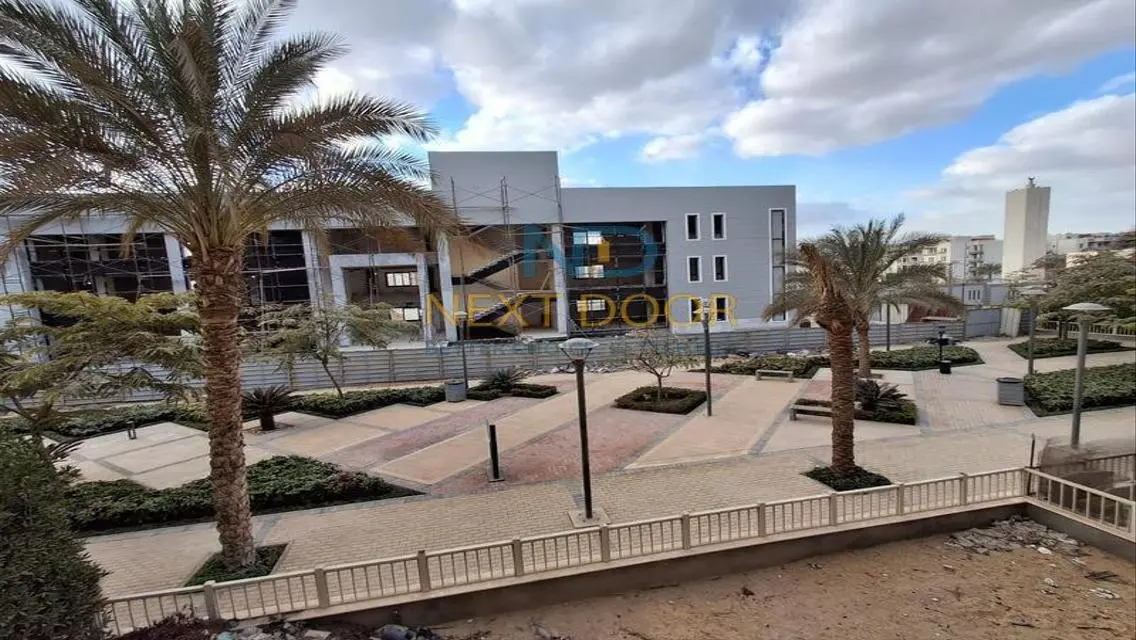 شقة بسعر مناسب مع شرفة وحوض سباحة للأطفال
