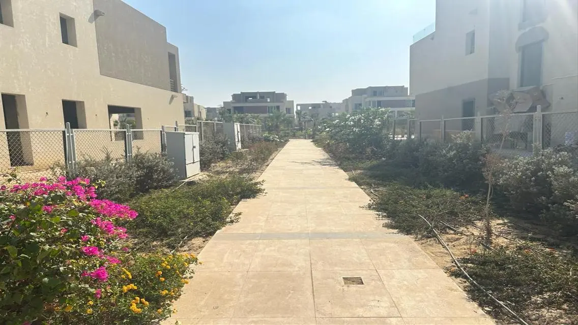 عقار مميز بمساحة كبيرة مع حديقة خاصة