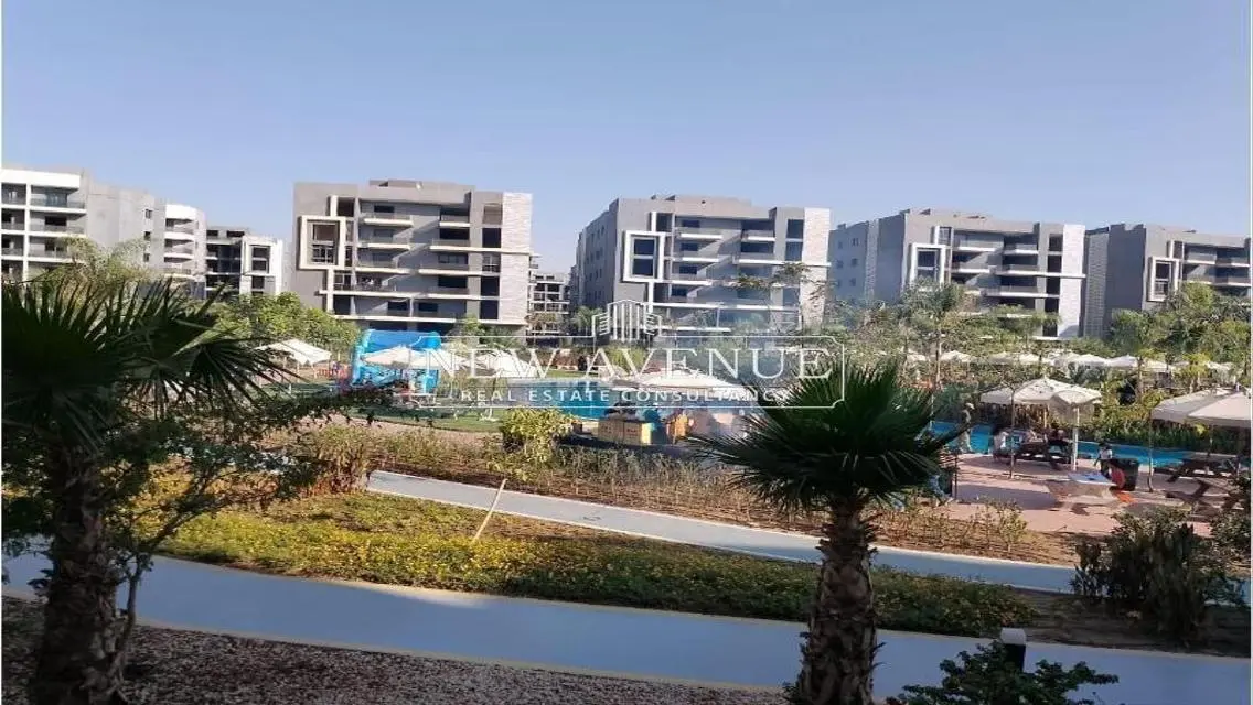 شقة فاخرة بثلاث غرف نوم للبيع بمساحة واسعة