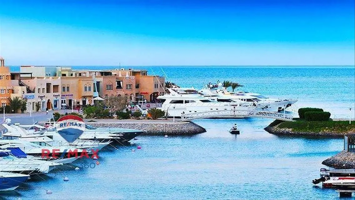 فيلا رائعة للبيع بحمام سباحة خاص وحديقة