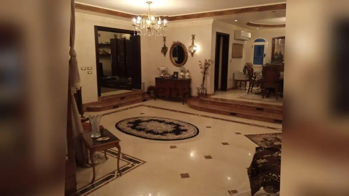 فيلا فاخرة للبيع مع مسبح خاص وحديقة