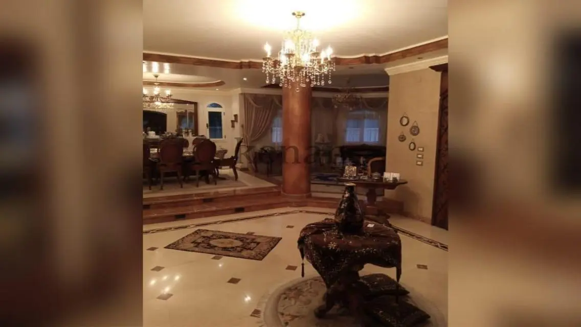 فيلا فاخرة للبيع مع مسبح خاص وحديقة