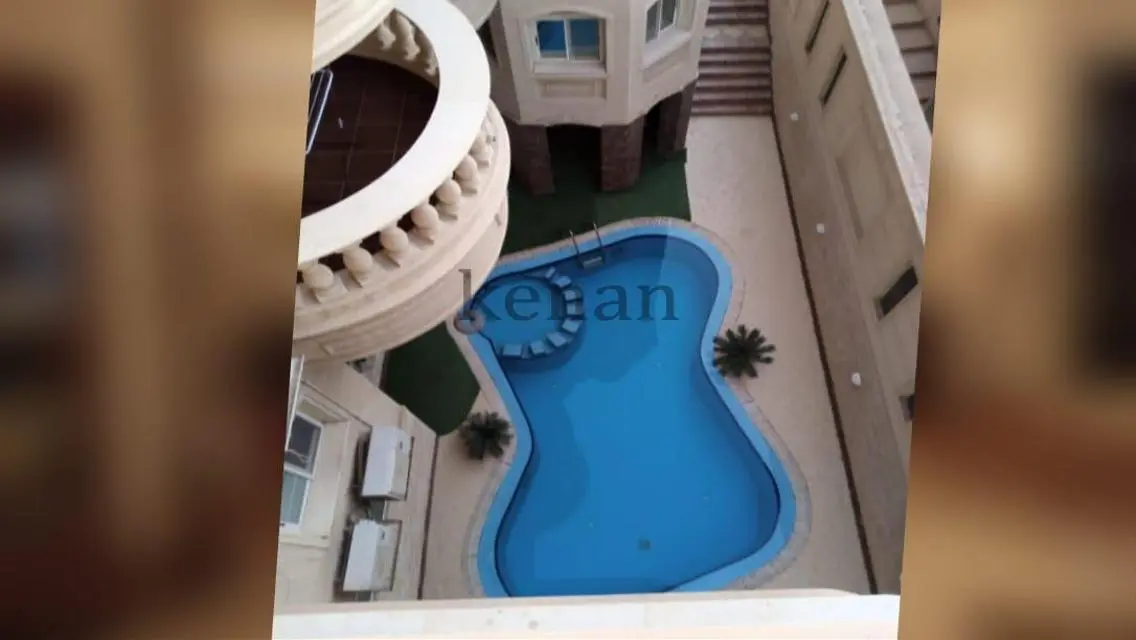 فيلا فاخرة للبيع مع مسبح خاص وحديقة
