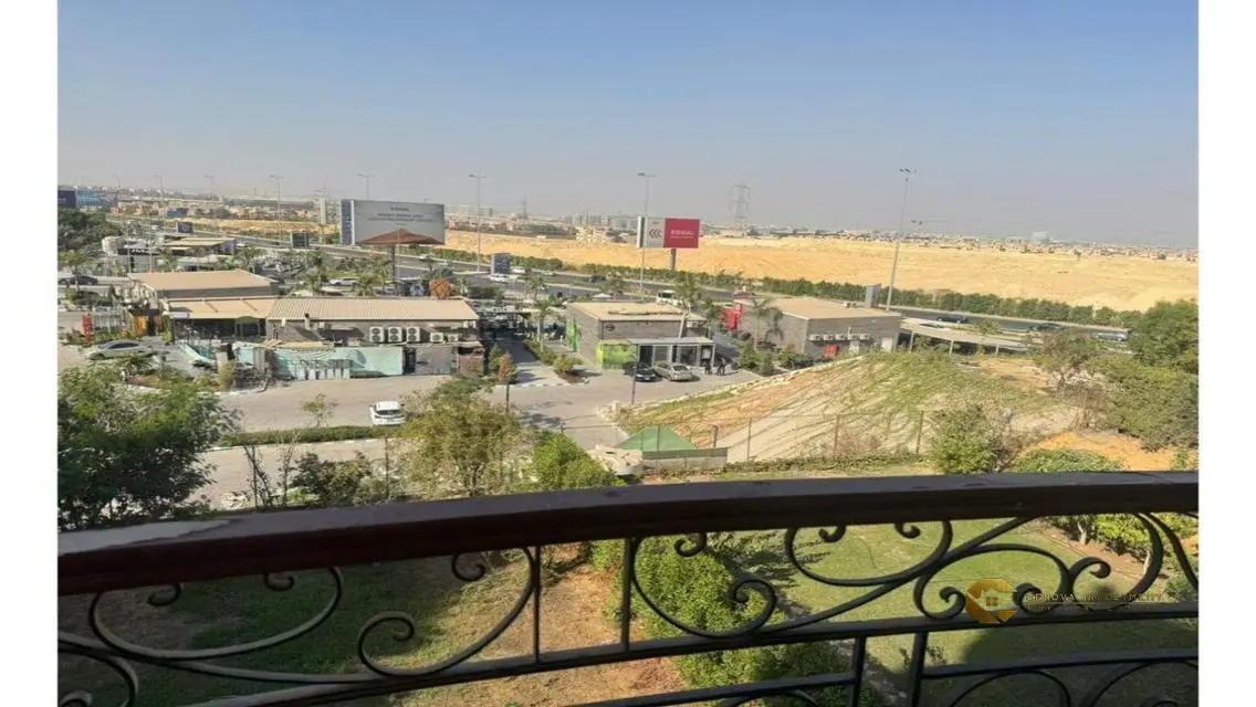 شقة فاخرة للبيع مع شرفة واسعة
