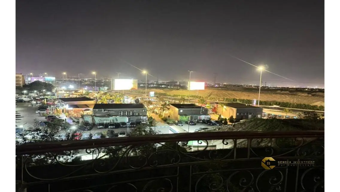 شقة فاخرة للبيع مع شرفة واسعة